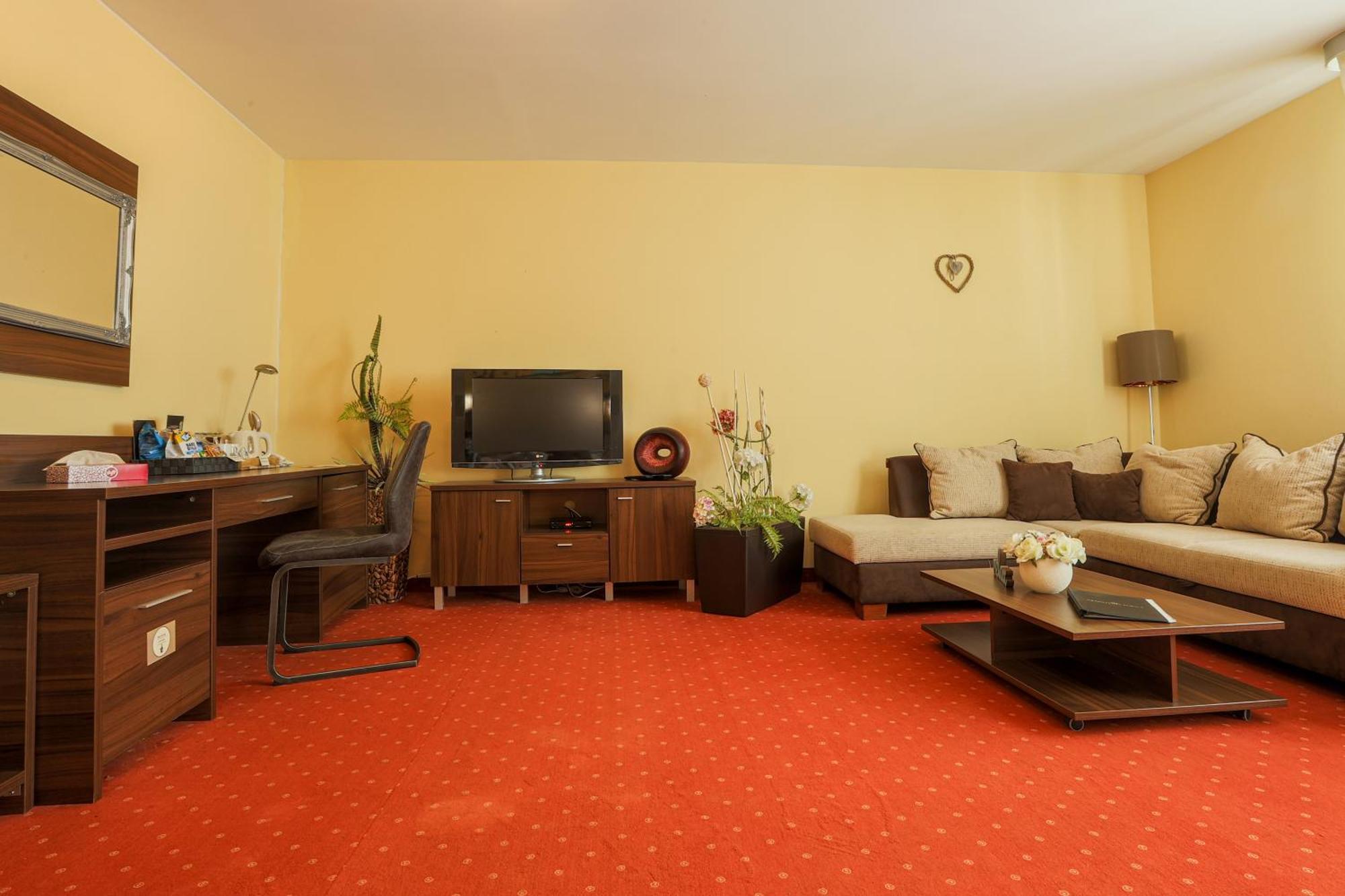 Grand Hotel Senica, Garni Buitenkant foto