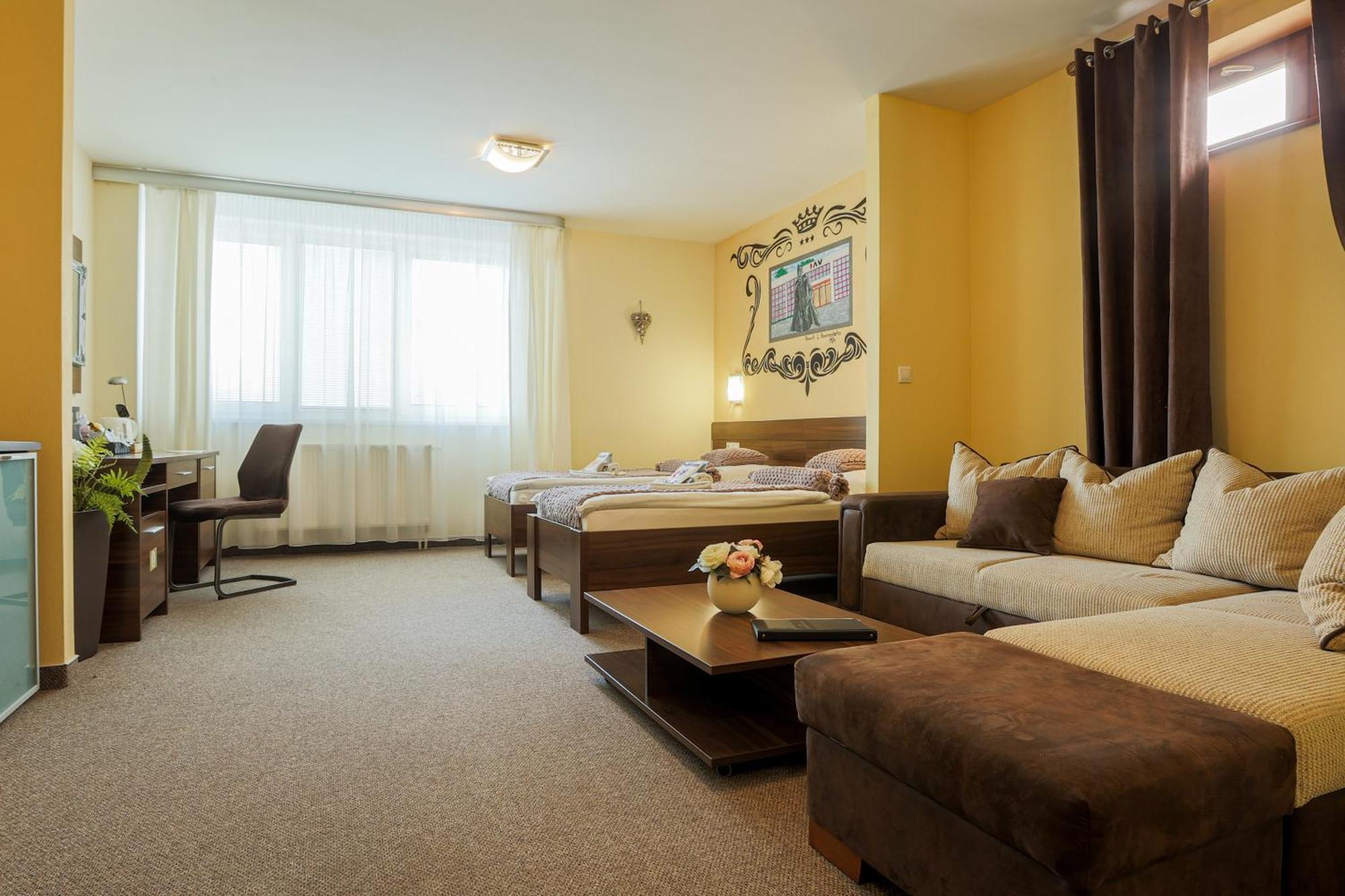 Grand Hotel Senica, Garni Buitenkant foto