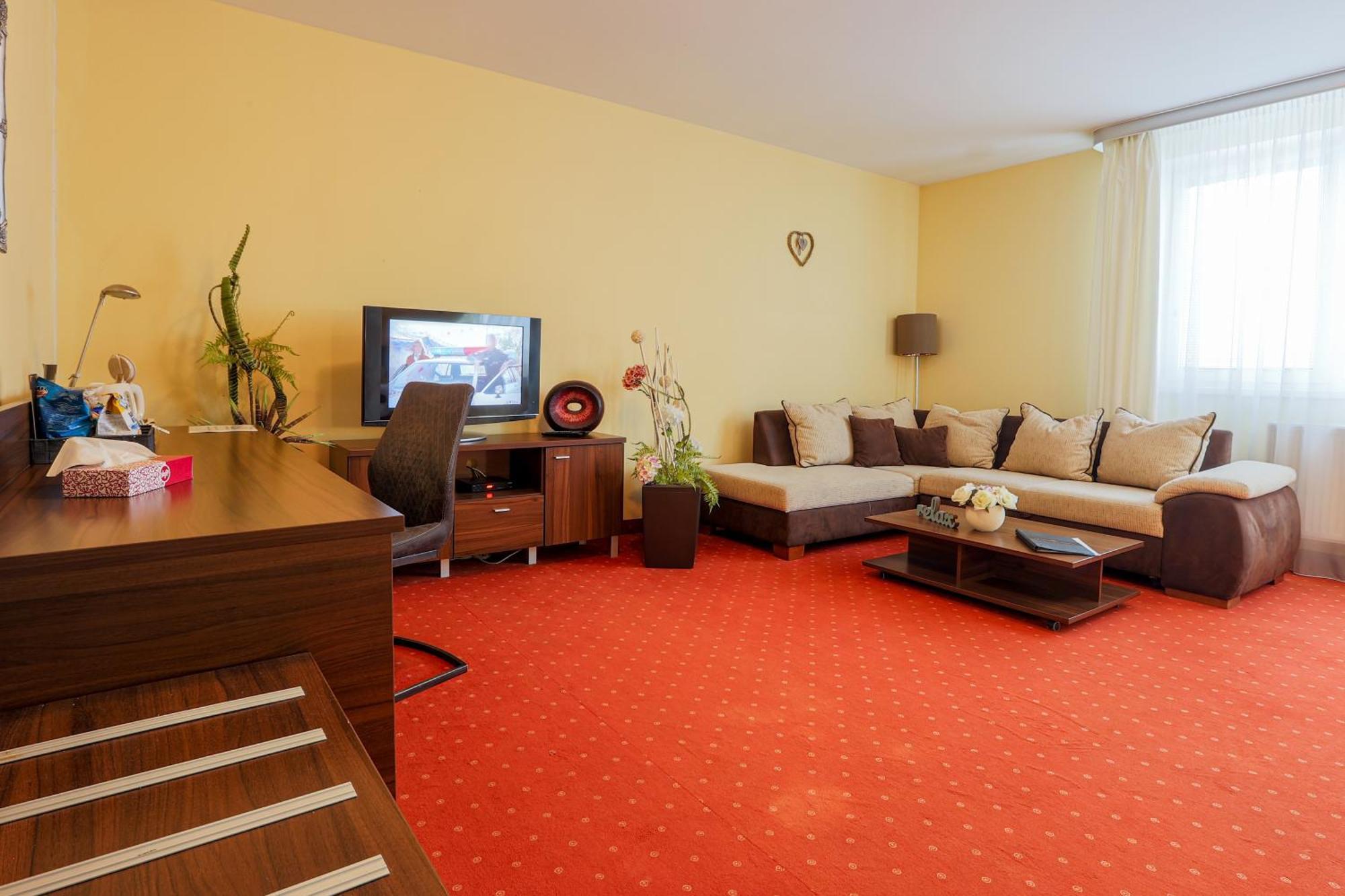 Grand Hotel Senica, Garni Buitenkant foto